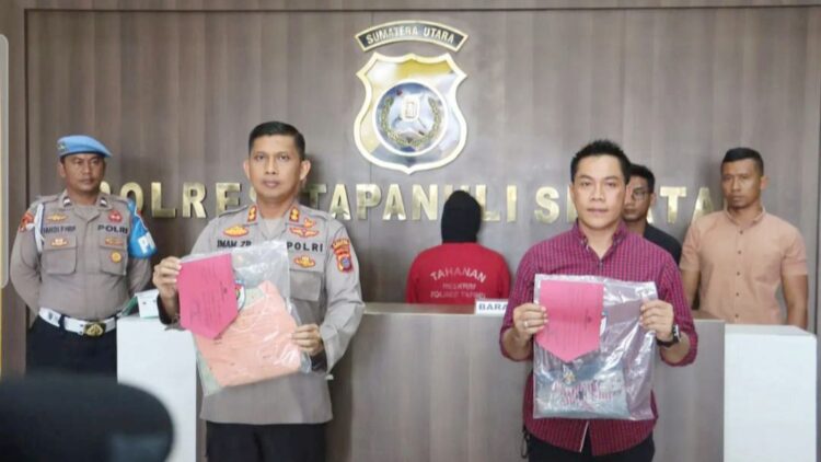 Kapolres Tapsel, AKBP Imam Zamroni, SIK, MH, memberikan keterangan kepada wartawan, terkait aksi bejat kakek berusia 60 tahun. (Foto Ist)