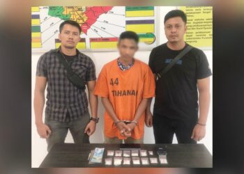 Pelaku S alias Gundul dan barang bukti diapit Tim Opsnal Satres Narkoba Polres Simalungun