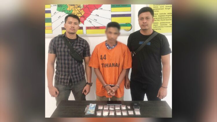 Pelaku S alias Gundul dan barang bukti diapit Tim Opsnal Satres Narkoba Polres Simalungun