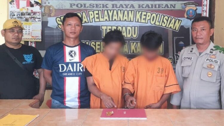 Kedua pelaku, RW dan N beserta barang bukti diapit polisi