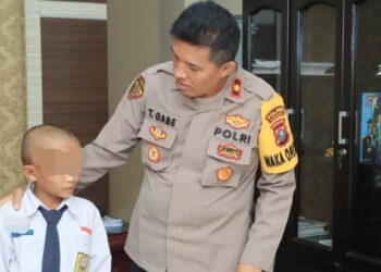 Wakapolres Samosir Kompol S.T Panggabean S.H dan siswa yang rambutnya dibotak