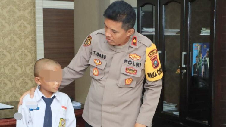 Wakapolres Samosir Kompol S.T Panggabean S.H dan siswa yang rambutnya dibotak