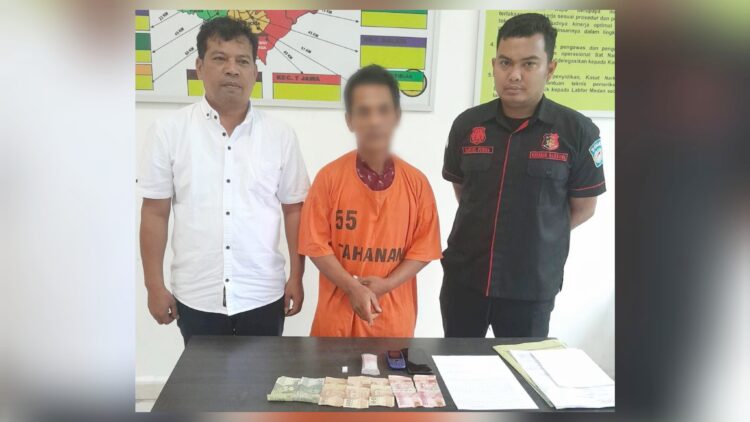 Pelaku MN dan barang bukti saat diamankan di Mako Polsek Perdagangan