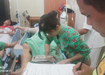 Kakak adik, Citra Ayu Audia Purba (25) dan Hakim Sembara Purba saat diobati medis di RS Tiara