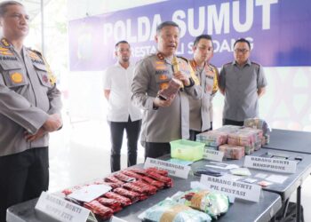 Kapolda Sumut, Irjen Pol Agung Setya Imam Effendi di Mapolresta Deli Serdang saat paparan peredaran narkotika yang dikendalikan narapidana. (Foto Ist)