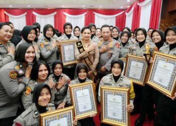 Kapolri Jenderal Polisi Drs. Listyo Sigit Prabowo, M.Si bersama sejumlah Polwan. (Foto Ist)