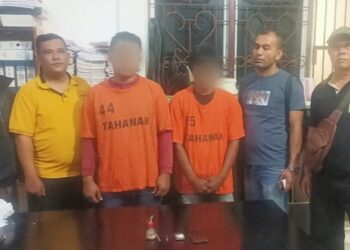Kedua pelaku, SB alias Bordil dan AS beserta badang bukti saat diamankan di Polsek Serbalawan