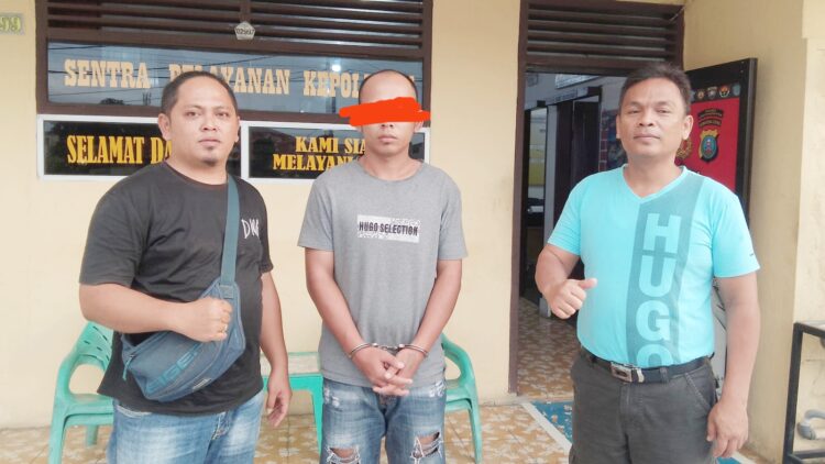 Pelaku M.I.G alias Ucok diapit Kanit Reskrim Polsek Siantar Selatan IPDA M.T.T Simanungkalit SH dan Tim