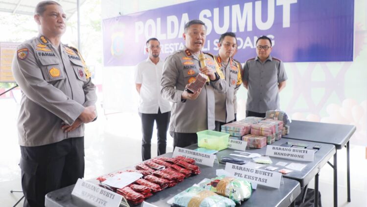 Kapolda Sumut, Irjen Pol Agung Setya Imam Effendi di Mapolresta Deli Serdang saat paparan peredaran narkotika yang dikendalikan narapidana. (Foto Ist)