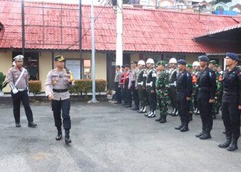 Kapolres Tebing Tinggi AKBP Andreas Luhut Jaya Tampubolon saat periksa barisan personil apel gelar pasukan Ops Zebra Toba 2023