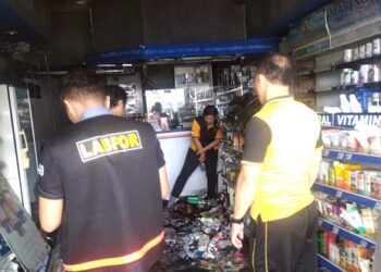 Kasat Reskrim AKP Banuara Manurung SH dan Kapolsek Siantar Barat IPDA Agustina Triyadewi dampingi Tim Laboratorium Forensik (Labfor) Cabang Medan olah Tempat Kejadian Perkara (TKP) Kebakaran di Toko Kimia Farma