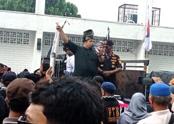 Ratusan warga suku Melayu berunjuk rasa di Taman Makam Pahlawan Medan