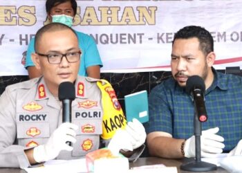 Kapolres Asahan AKBP Rocky Hasuhunan Marpaung saat paparan penangkapan TKI asal Madura yang menjadi kurir sabu. (Foto Ist)