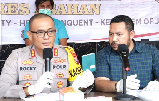 Kapolres Asahan AKBP Rocky Hasuhunan Marpaung saat paparan penangkapan TKI asal Madura yang menjadi kurir sabu. (Foto Ist)