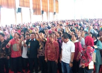 Sofyan Tan Serahkan SK Penerima Bantuan PIP 2023 di Kota Tebing Tinggi