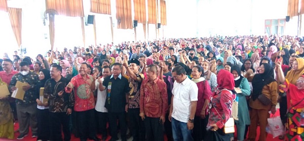 Sofyan Tan Serahkan SK Penerima Bantuan PIP 2023 di Kota Tebing Tinggi