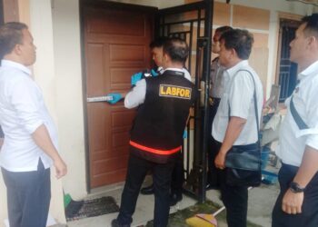 Kasat Reskrim Polres Siantar AKP Banuara Manurung SH dampingi Tim Bidang Laboratorium (Bidlabfor) Polda Sumut melakukan olah Tempat Kejadian Perkara (TKP) kebakaran di Perumahan Asido IV