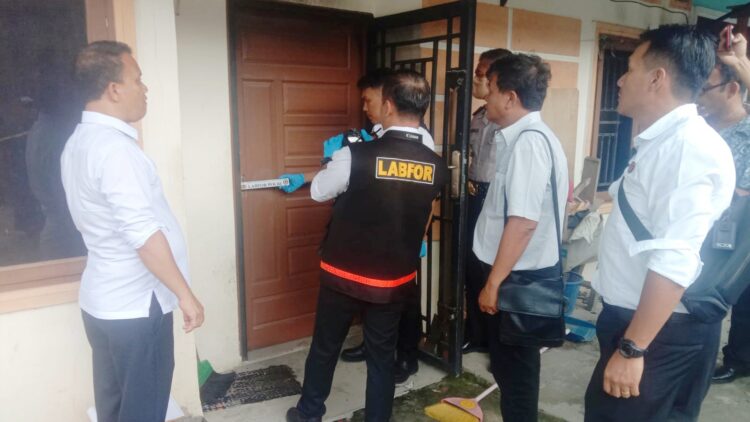 Kasat Reskrim Polres Siantar AKP Banuara Manurung SH dampingi Tim Bidang Laboratorium (Bidlabfor) Polda Sumut melakukan olah Tempat Kejadian Perkara (TKP) kebakaran di Perumahan Asido IV
