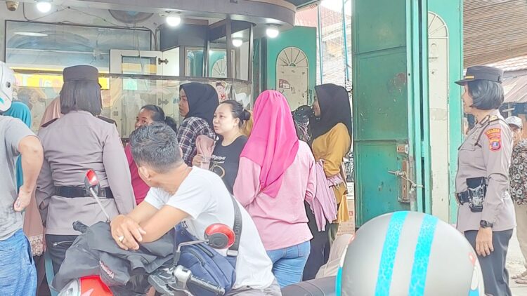 Kasat Binmas Polres Siantar AKP Jahrona Sinaga SH laksanakan kegiatan sambang di Toko Emas Tiara