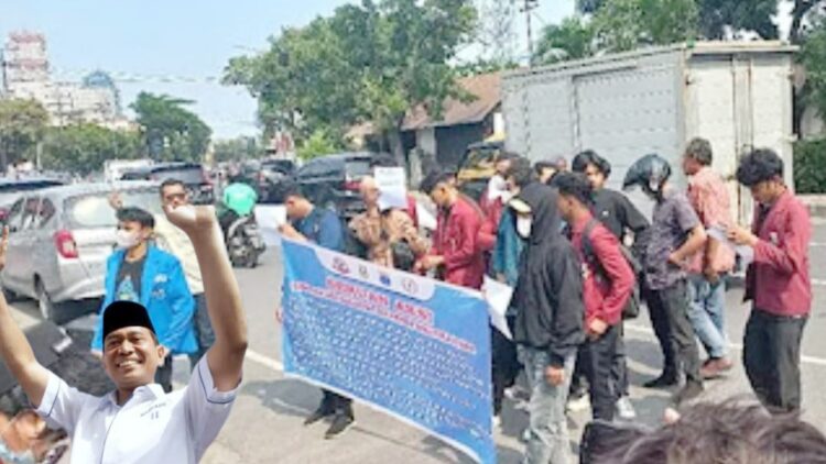 Demo mahasiswa soal JR Saragih