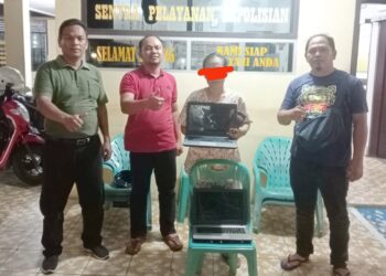 Pelaku YR alias Yuni dan barang bukti diapit Kanit Reskrim Polsek Siantar Selatan IPDA M.T.T Simanungkalit SH bersama Tim Opsnal