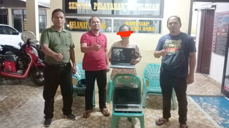 Pelaku YR alias Yuni dan barang bukti diapit Kanit Reskrim Polsek Siantar Selatan IPDA M.T.T Simanungkalit SH bersama Tim Opsnal