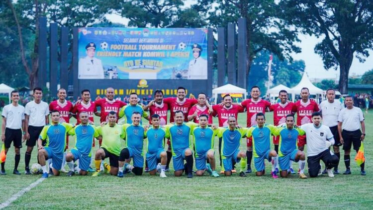 Pertandingan Sepak Bola Persahabatan Antar Kota Komwil I APEKSI di Lapangan Rindam I/BBB, Siantar. (Foto Ist)