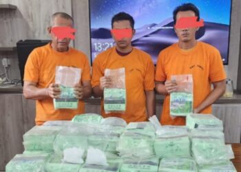 Tiga pelaku narkoba jenis shabu jaringan internasional Malaysia – Indonesia ditangkap di Batubara. (Foto Ist)