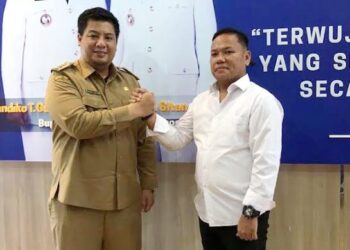 Bupati Samosir, Vandiko T. Gultom dan Ketua DPD LPM Samosir, Bennri Pakpahan. (Foto Ist)