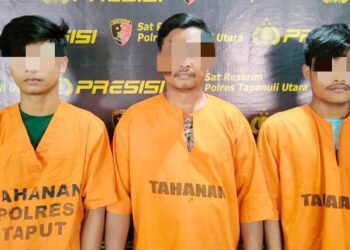 Tiga pelaku penambang illegal berupa galian batu gunung dari Desa Batu Manimbun yang diamankan Polres Taput. (Foto Ist)