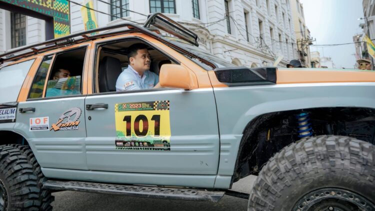 Bobby Nasution menaiki mobil offroadnya dan ikut menjajal jalur GIXA 2023 bersama para Offroader lainnya. (Foto Ist)