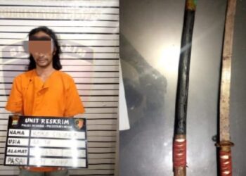 Koko Sinaga beserta barang bukti samurai. (Foto Ist)