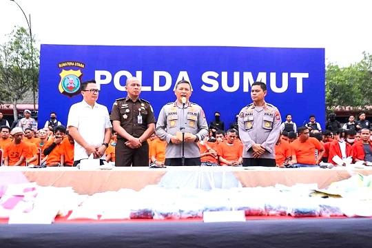 Kapolda Sumut, Irjen Pol Agung Setya Imam Effendi didampingi Direktur Reserse Narkoba, Kombes Pol Yemi Mandagi dan Kabid Humas, Kombes Pol Hadi Wahyudi. (Foto Ist)