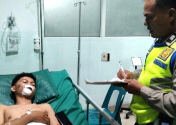 Personil Unit Gakkum Sat Lantas Polres Siantar melihat kondisi Glory Inryahman Arya Girsang luka luka di RS Vita Insani