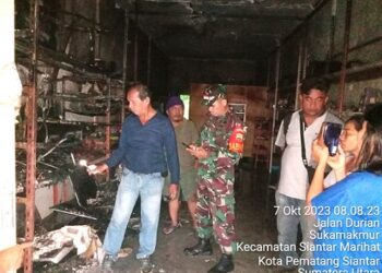 Kanit Reskrim Polsek Siantar Marihat IPTU Malon Siagian dan Kanit Intelkam AIPTU Jandri Damanik saat pimpin olah TKP