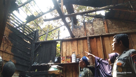 Rumah Semi Permanen di Nagori Bandar Tinggi Dilalap Sijago Merah