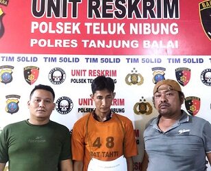 Pelaku SG alias Gugun diapit polisi
