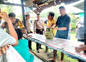 Bhabinkamtibmas Polsek Siantar Martoba saat mengamankan pelaku RM