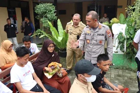 Kapolres Sergai, AKBP Oxy Yudha Pratesta beserta 12 geng motor. (Foto Ist)