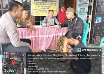 Bhabinkamtibmas Nagapita AIPDA A Simatupang bersama Sekretaris Lurah Nagaptia saat melakukan mediasi pencurian tabung gas