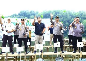 Kadiv Humas Polri, Irjen Sandi Nugroho penanaman bibit mangrove dalam rangka merayakan hari jadi ke-72 Divhumas Polri. (Foto Ist)