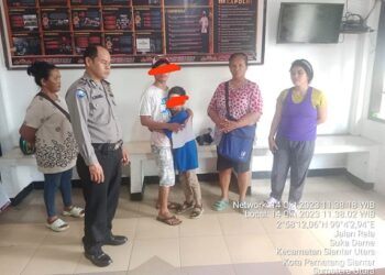 Korban pemukulan M dan Pelaku SSS alias Dono berpelukan setelah sepakat berdamai di Polsek Siantr Utara