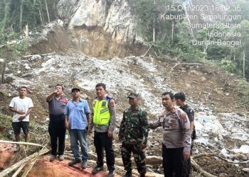 Kapolres AKBP Ronald FC Sipayung SH, SIK, MH bersama Bupati Simalungun Radiapoh Hasiholan Sinaga melakukan gerak cepat meninjau longsor