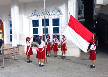 Kanit Kamseltibca Sat Lantas Polres Siantar IPDA Lukman A. Sinaga bertindak sebagai Inspektur upacara di SD Methodis