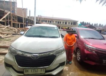 Pelaku DAM (40) ditangkap Polres Tanah Karo karena mengadaikan 2 unit mobil rental. (Foto Ist)