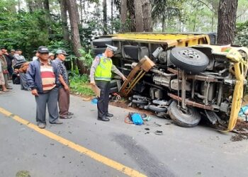 Truk Mitsubishi yang menabrak saat kondisi terbalik di TKP