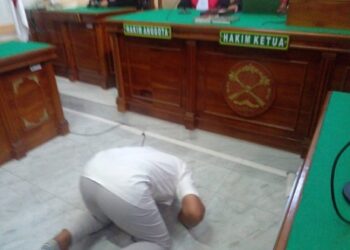 AKBP Achiruddin Hasibuan sujud syukur usai divonis bebas. (Foto Ist)