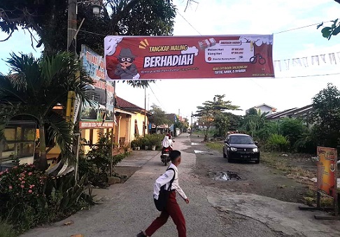 Spanduk sayembara yang dipasang warga di Jalan Tani Asli, Gang Samin, Sunggal, Deli Serdang. (Foto Ist).