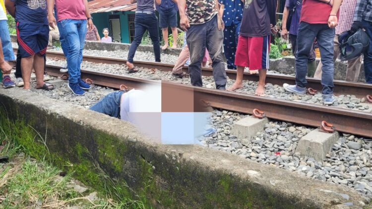 Jenajah korban meninggal ditabrak kereta api saat masih di TKP