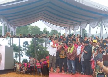 Warga Liang Melas Datas (LMD) video call ( VC) dengan Presiden Joko Widodo melalui Bobby Nasution. (Foto Romulo)